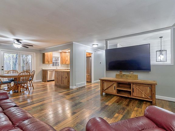 2nd image of 806 Treelane Dr