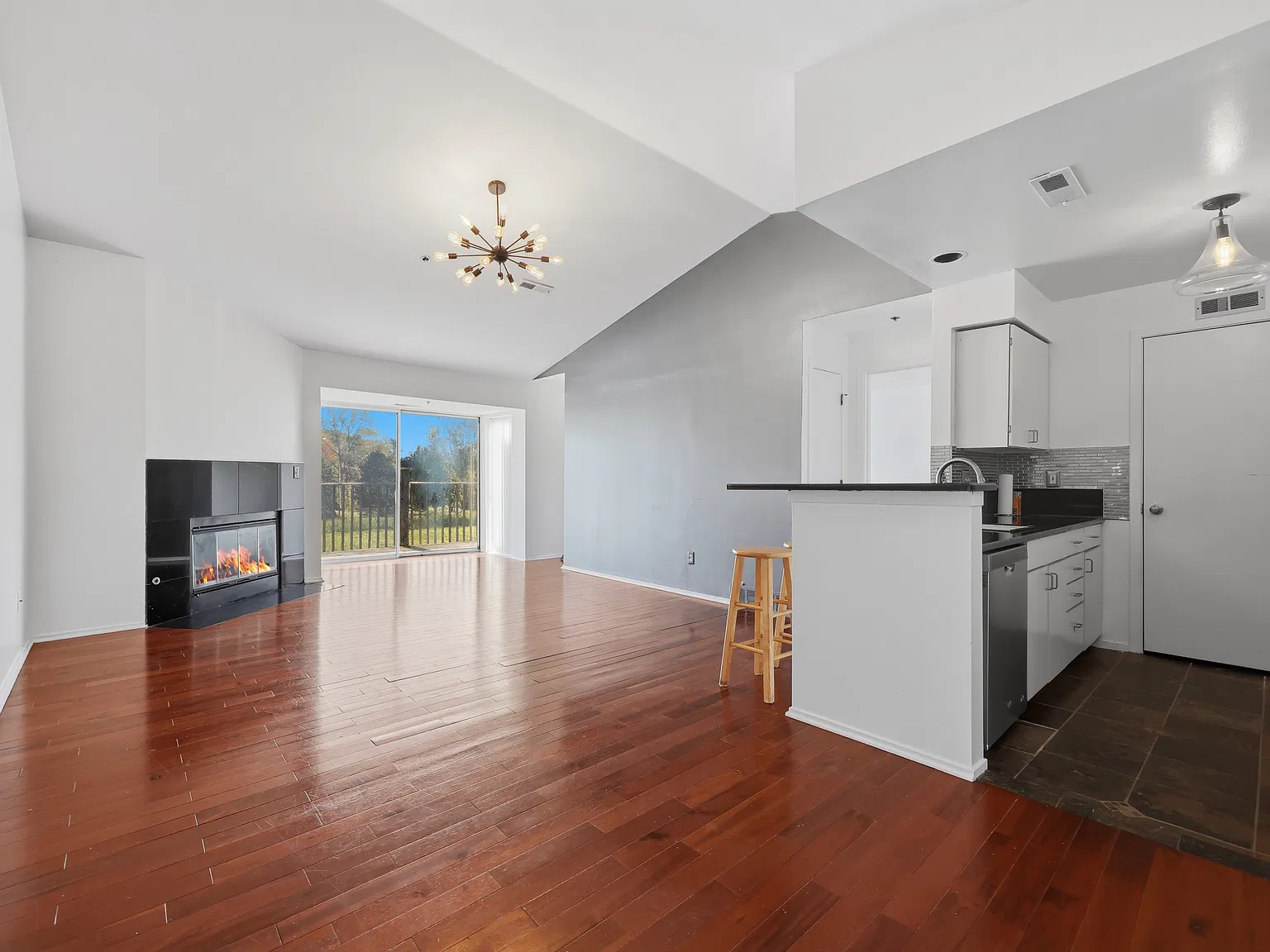 2 bed, 1000 sqft, $2,200 — Photo 3