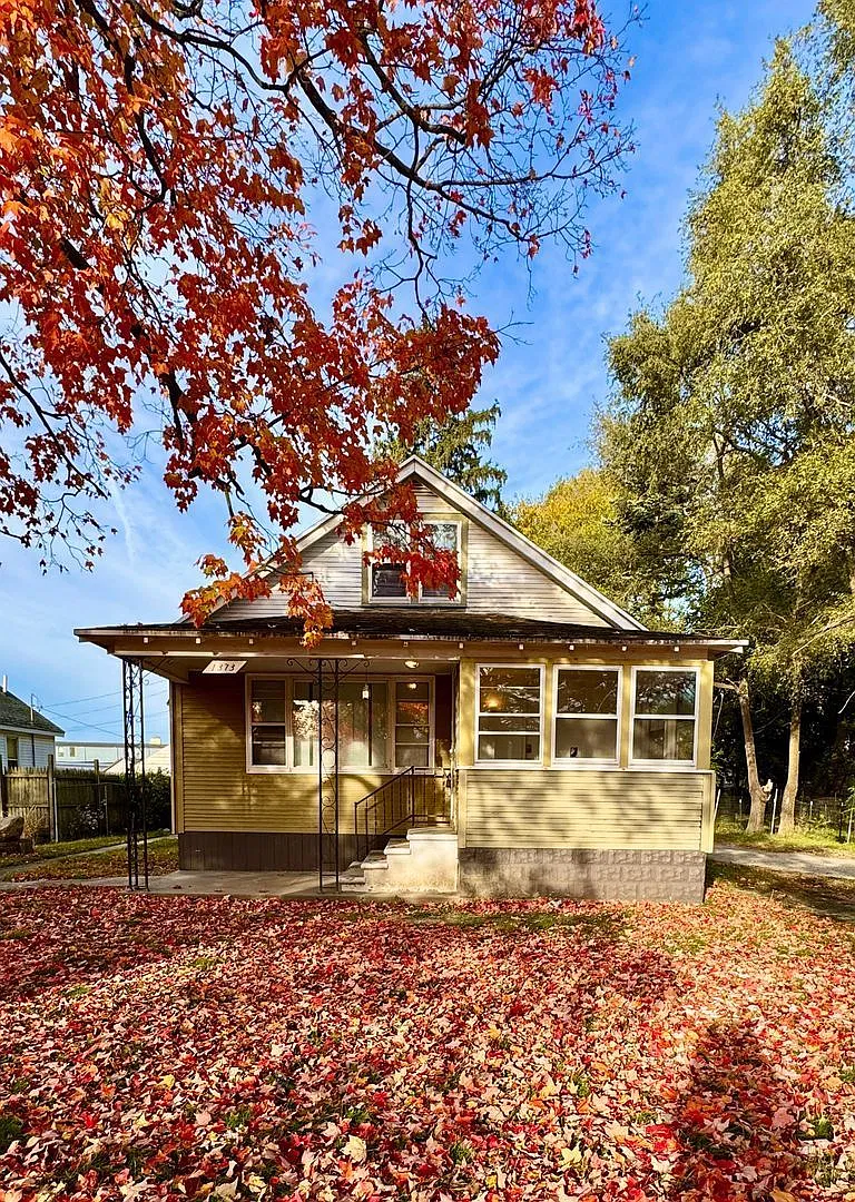 3 bed, 1.0 bath, $1,025 — Photo 1