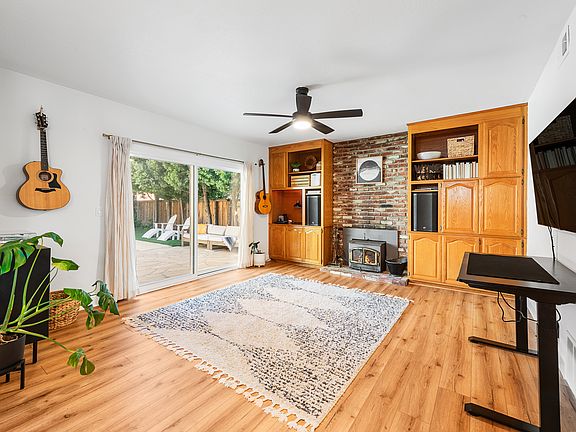 3rd image of 489 Meadowview Dr