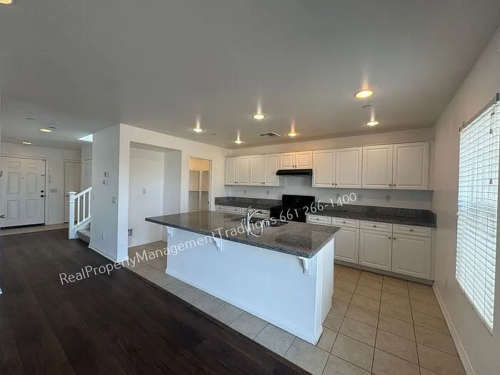 3 bed, 3.0 bath, 1847 sqft, $3,300 — Photo 4