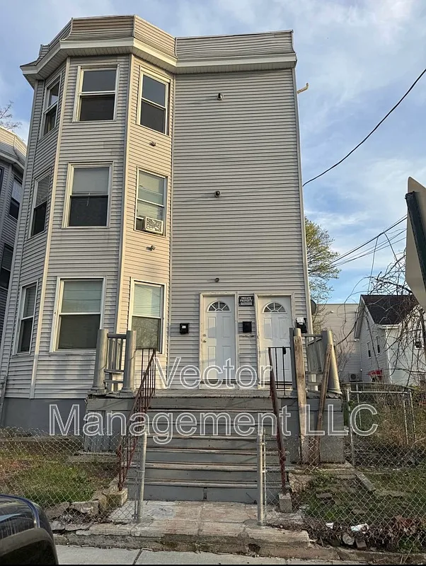 3 bed, 1.0 bath, 1115 sqft, $1,650 — Photo 1