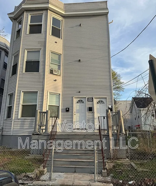 34 Wolcott St #3