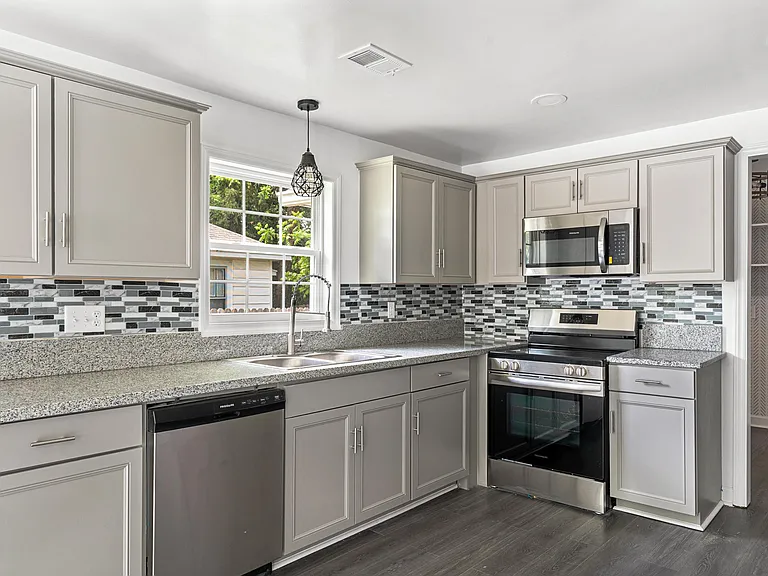 565 Louis St — Photo 16