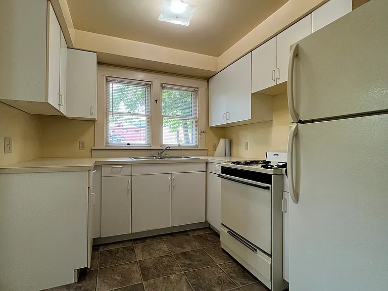 1427 S Linden Ave — Photo 5