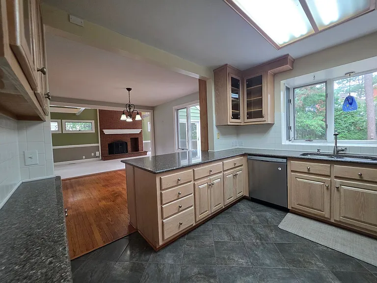 208 Regent Rd — Photo 10