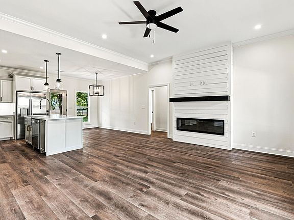 5th image of 400 Lasalle Ave
