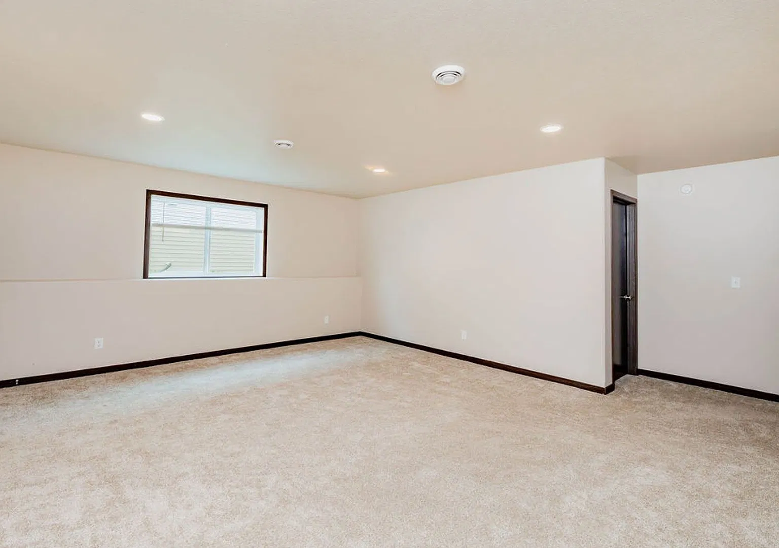 4 bedroom 2 bathroom house — Photo 2