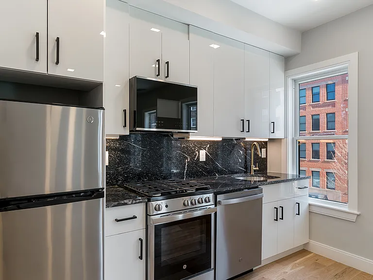 40 Chelsea St #3 — Photo 1