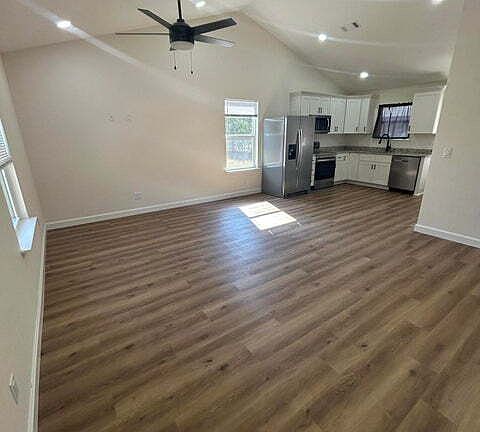 2nd image of 552 Kings Lake Blvd