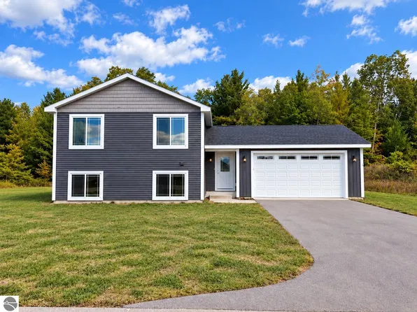 4860 Meadowlark Ln, Traverse City, MI 49685