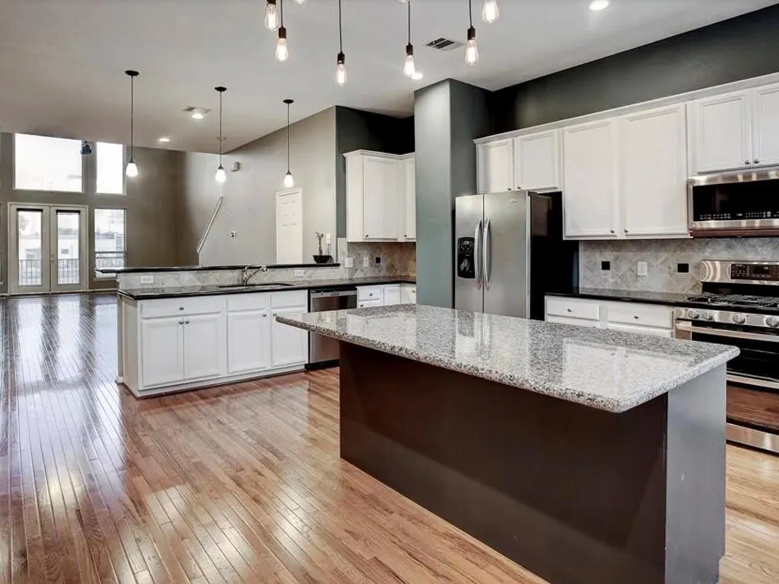 3 bed, 2.5 bath, 2587 sqft, $2,800 — Photo 3