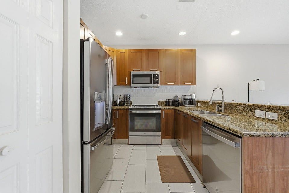 1st image of 710 SW 4th Ave