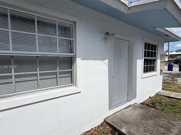4th image of 800 SE 15th St Unit 2