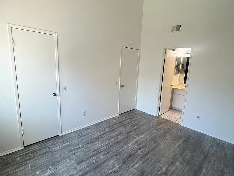 4842 King Cir #B — Photo 11