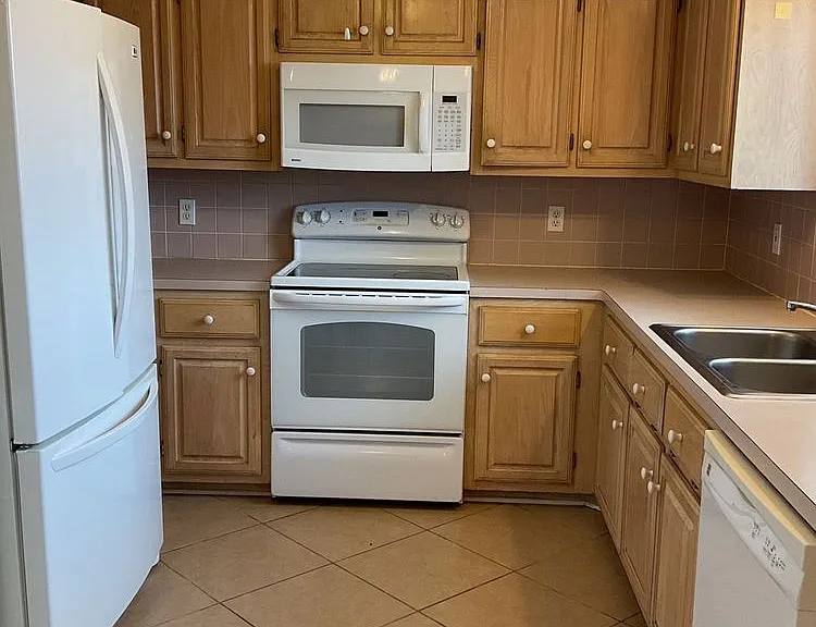 1701 Tanglewood Dr — Photo 4