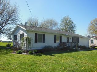 811 Lamson St, Flora, IL 62839