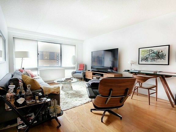 4th image of 555 W 23rd St APT N8h