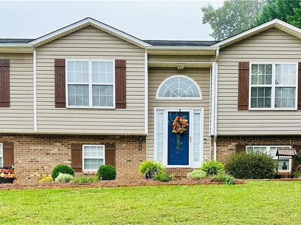 4046 Village Trace Dr, Tobaccoville, NC 27050