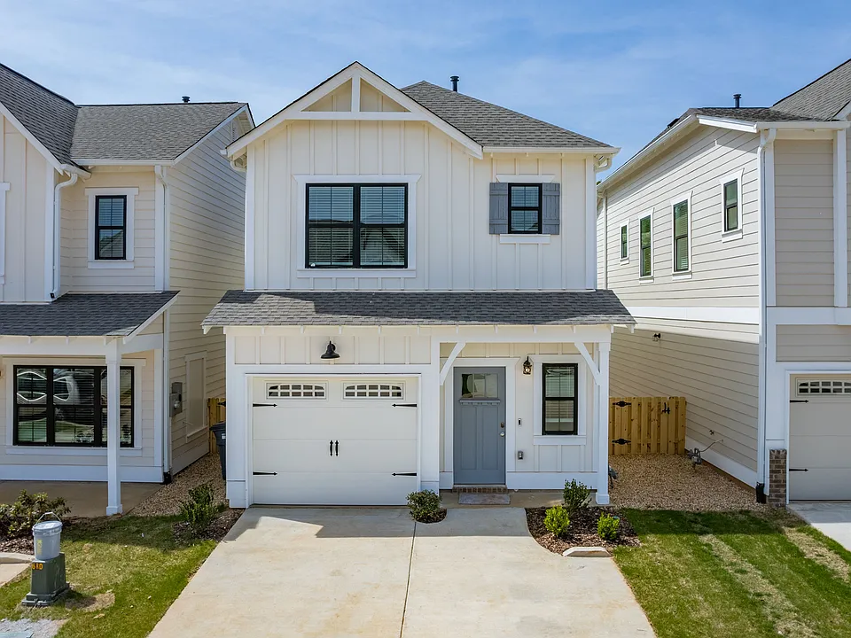 Magnolia- 2 bedrooms/2.5 Baths with Garage and Fenced Backyard!