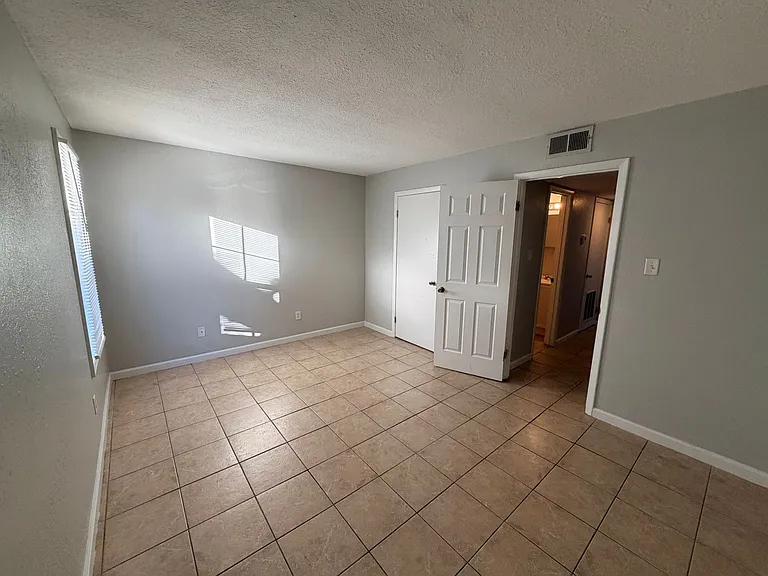 1616 E Moore St — Photo 8