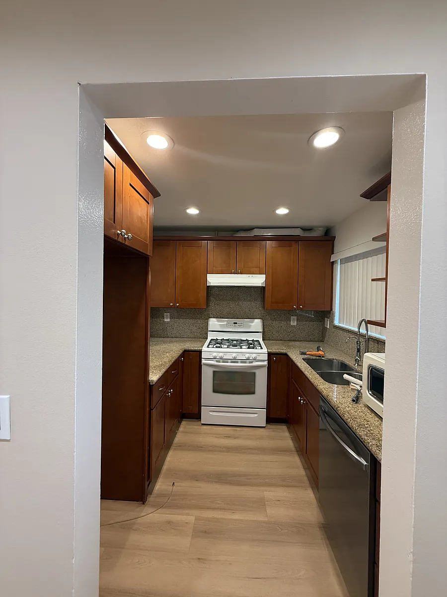 Building Photo - 810 W Dryden St #2