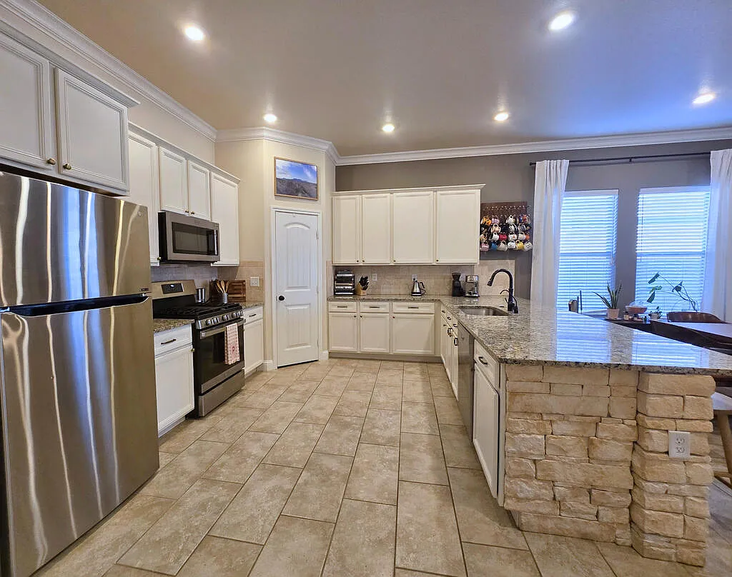 3 bed, 2.0 bath, 2054 sqft, $3,000 — Photo 4