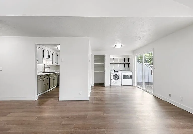 2105 Hawkins Ln — Photo 12