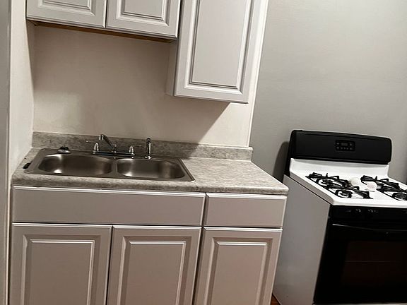 2nd image of 1413-15 Howard St #3NE