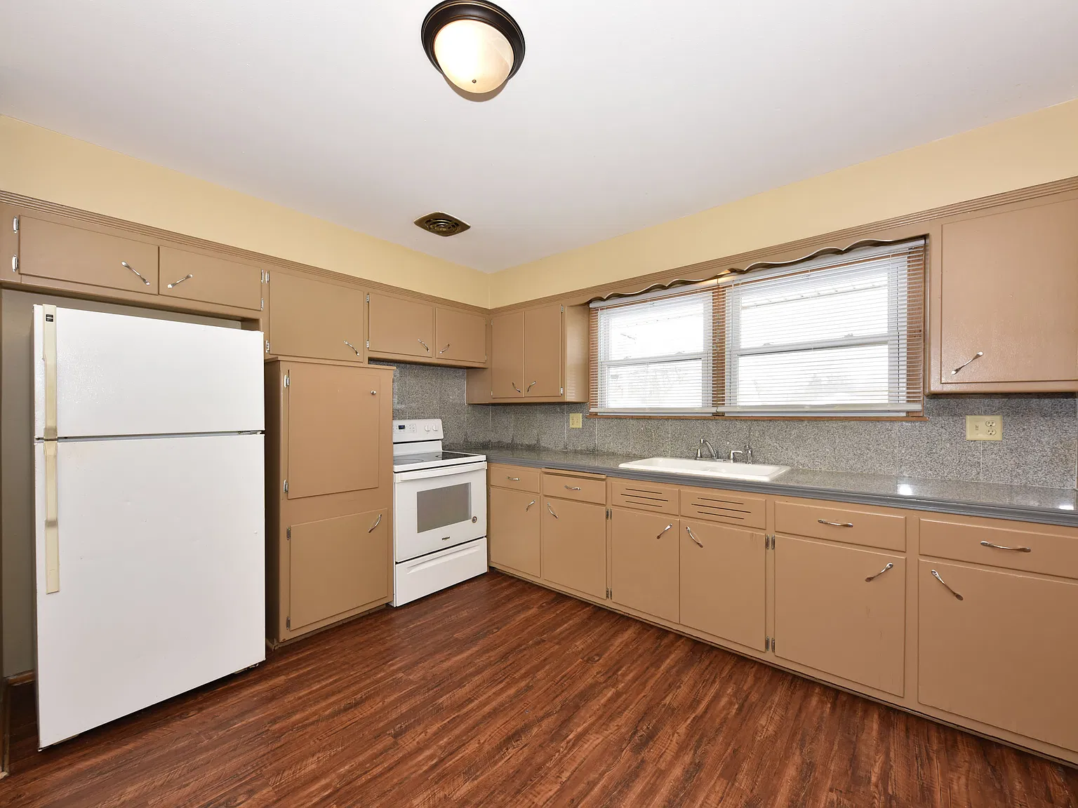 2 bed, 1000 sqft, $1,100 — Photo 2