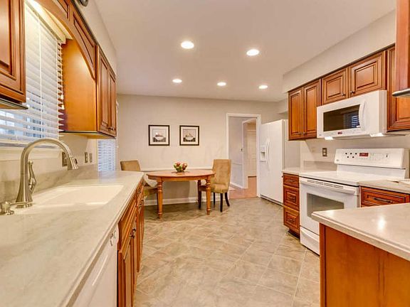 4th image of 1340 Stoneygate Ln