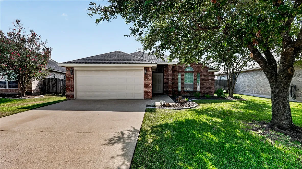 4 bed, 1736 sqft, $2,200 — Photo 1