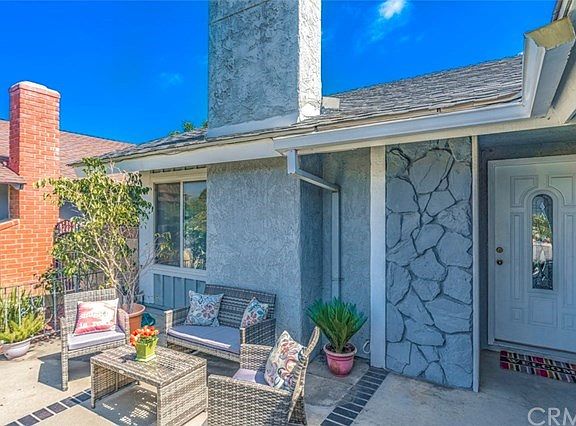 Inviting Front Courtyard!