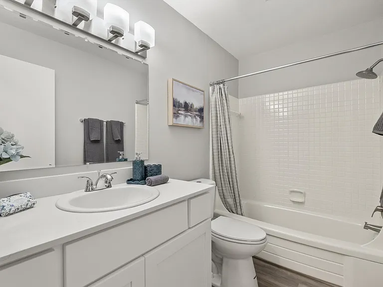 Huntington House Apartments — Photo 10