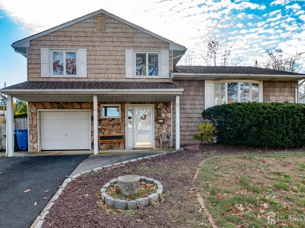 61 Foothills Dr, South River, NJ 08882