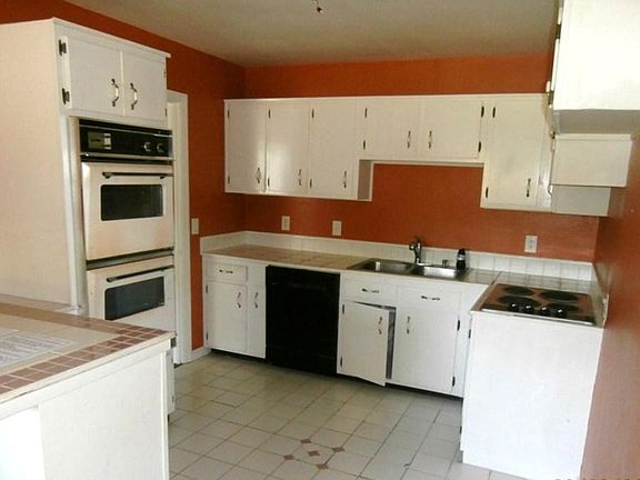 3rd image of 555 Karen Dr