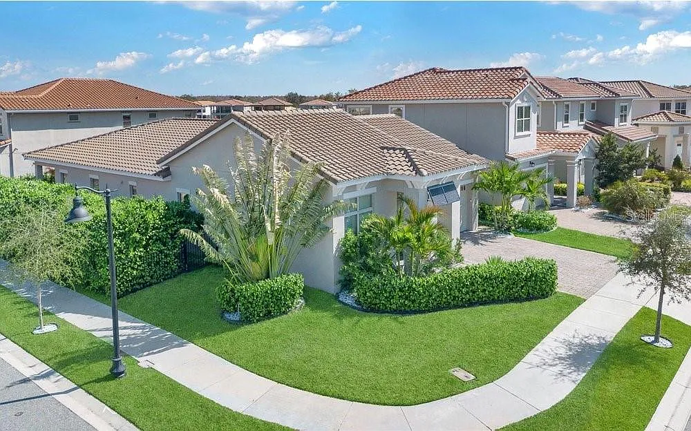 4 bed, 3.0 bath, 2424 sqft, $3,900 — Photo 2