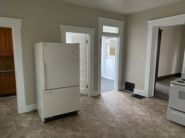747 E Main St — Photo 12