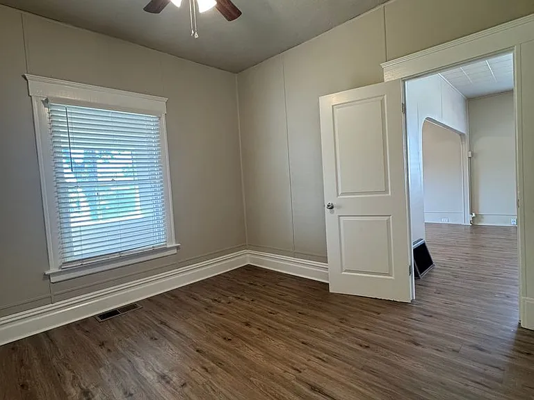 513 E Walnut St — Photo 22