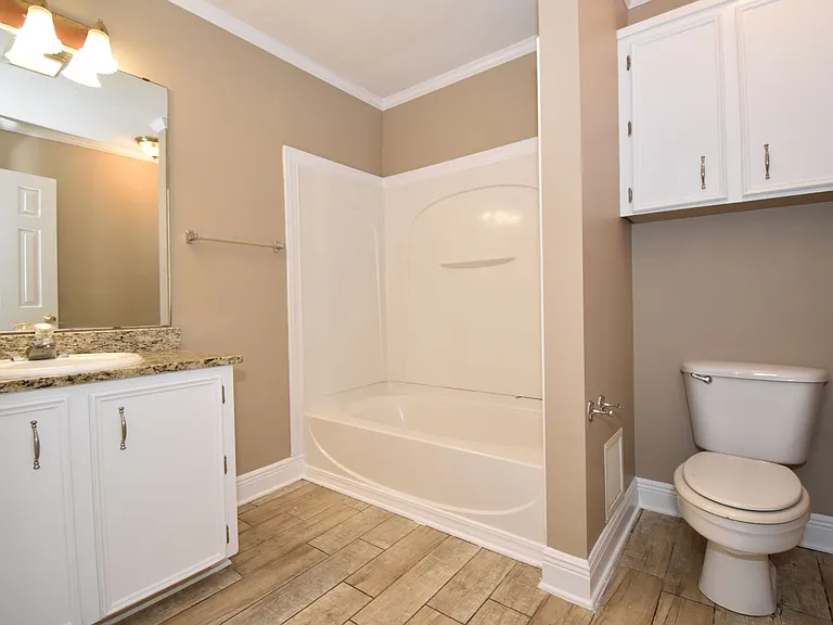 460 E Maryland Ave — Photo 9