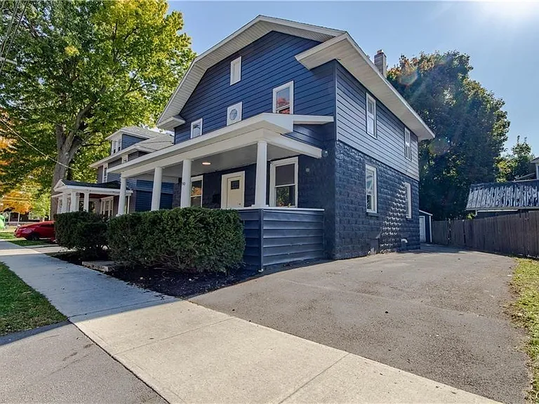 190 Flower Ave E — Photo 2