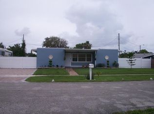 571 Chipewyan Dr, Lake Worth, FL 33462