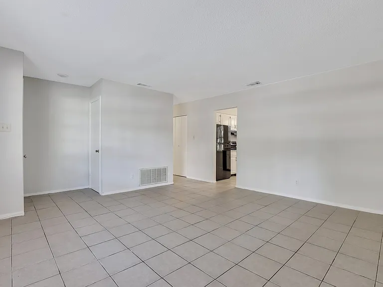 423 Edgewater Rd — Photo 4