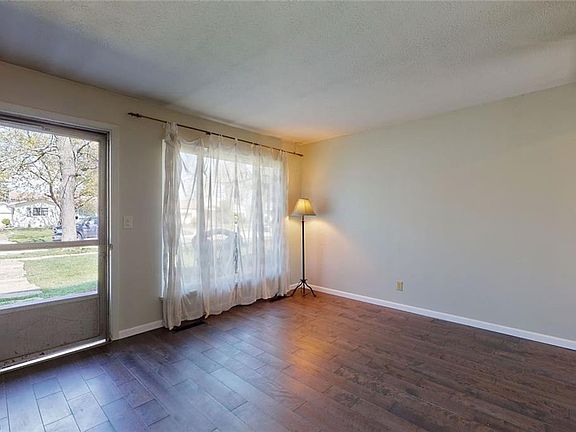 5th image of 445 Laurel Dr