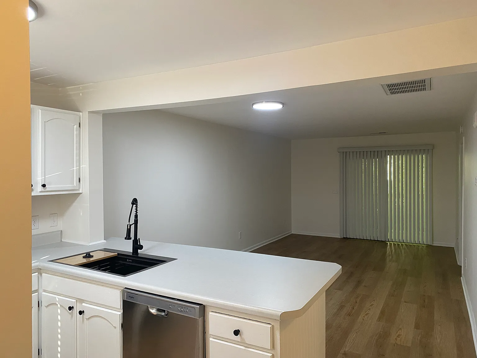 2 bed, 904 sqft, $1,400 — Photo 3