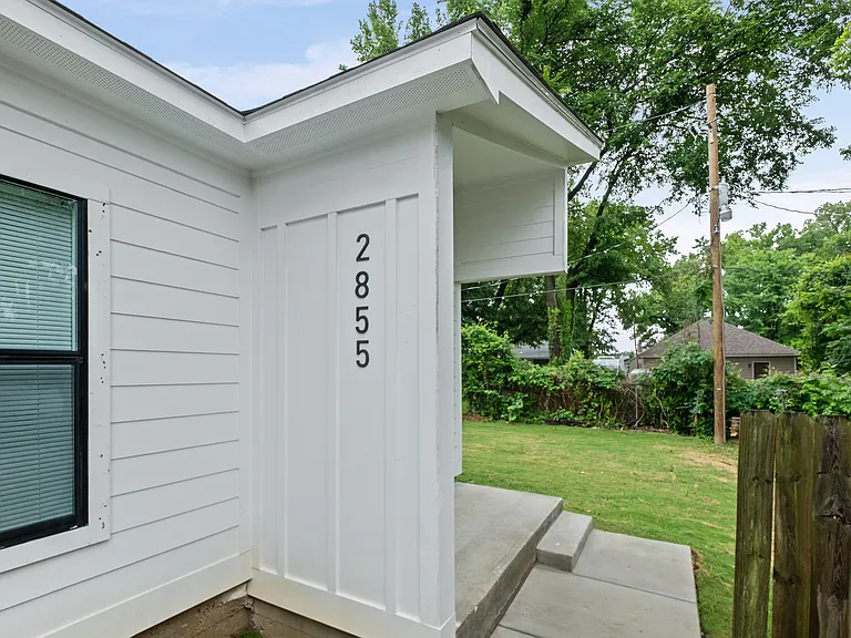 2855 Choctaw Ave — Photo 2