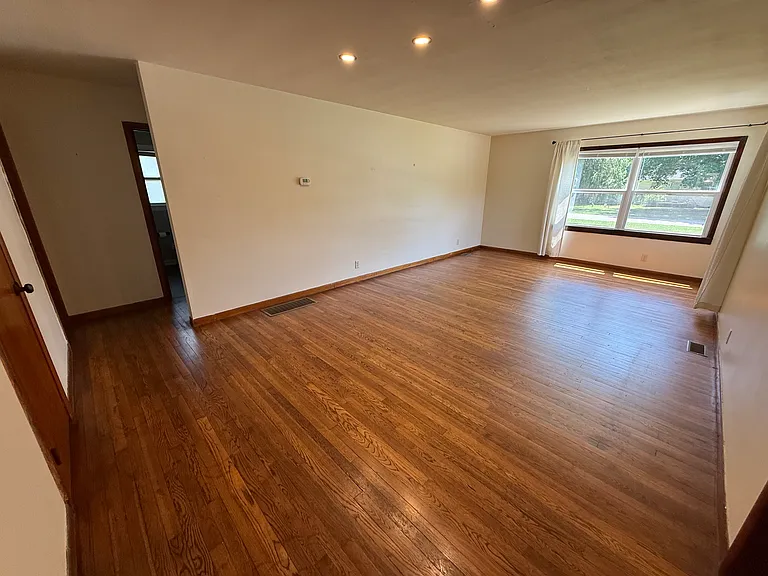 234 Lincoln St — Photo 4