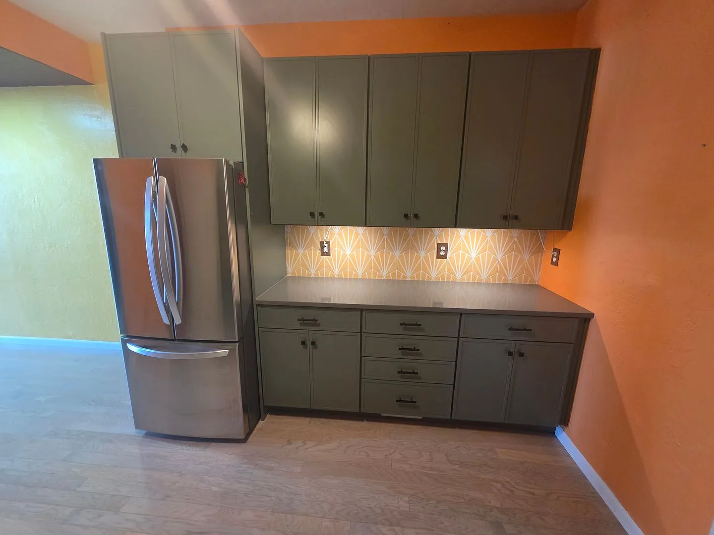 Updated South Side townhome with a private fenced backyard and walkable location. — Photo 2