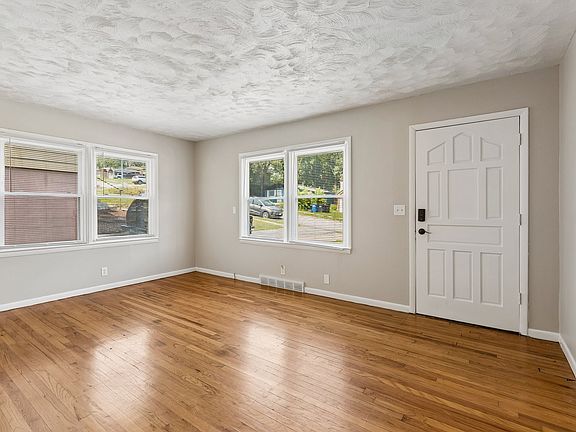 3rd image of 3915 Crown Point Ave