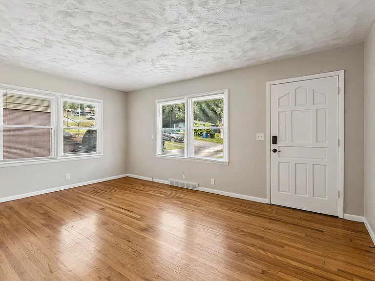 3915 Crown Point Ave — Photo 3